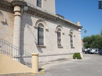 ...e scandito lateralmente da monofore a sesto pieno con ghiere d�arco leggermente strombate